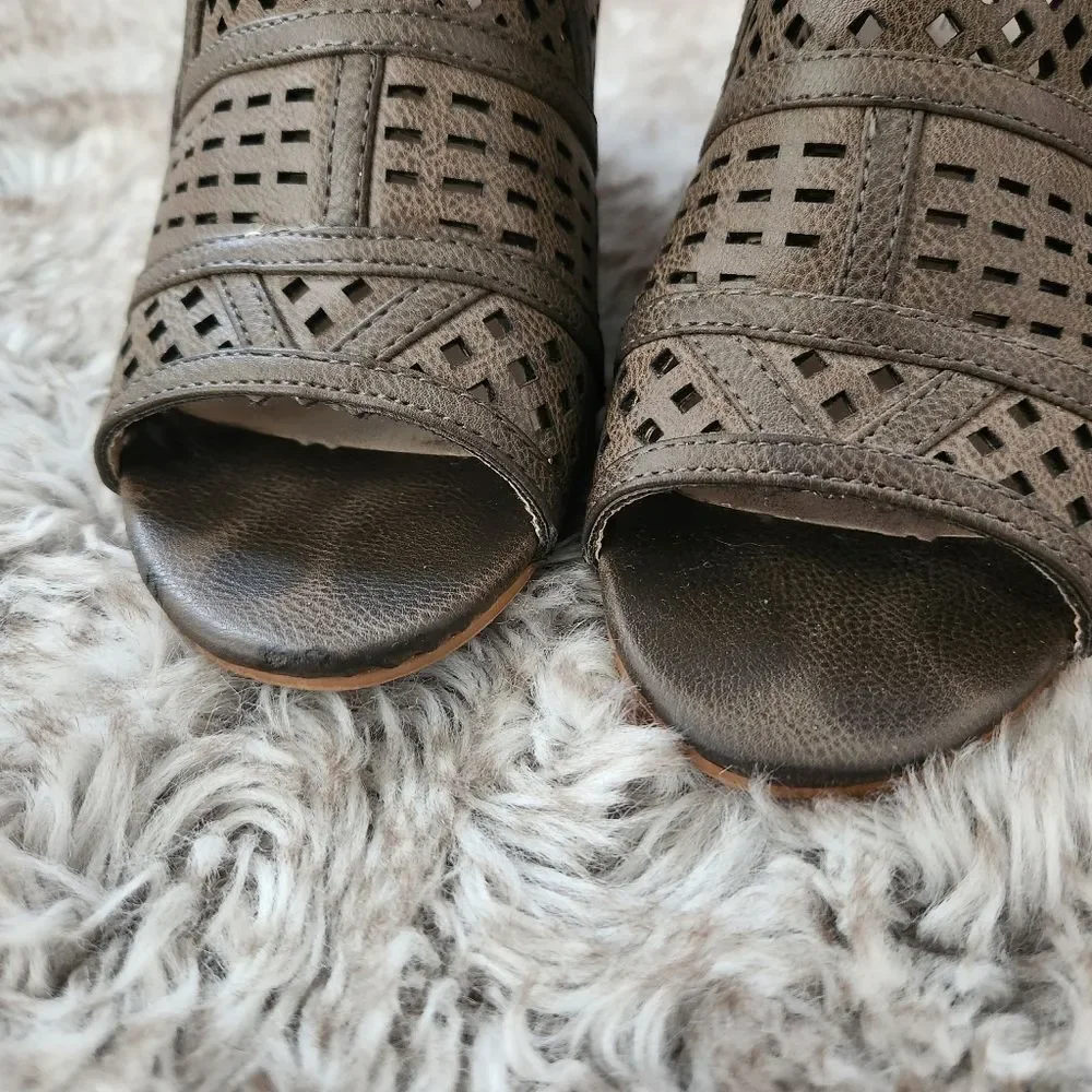 Rue21 etc! Army Green Laser Cut-Out Faux Leather Wedges‎ Size 7/8